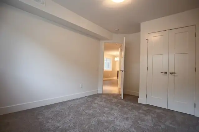 2 Beds 1 Bath townhouse w/patio, In-suite Laundry - April 1 - Photo 3