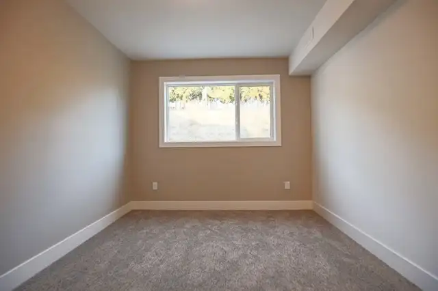 2 Beds 1 Bath townhouse w/patio, In-suite Laundry - April 1 - Photo 4
