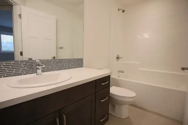 2 Beds 1 Bath townhouse w/patio, In-suite Laundry - April 1 - Photo 5