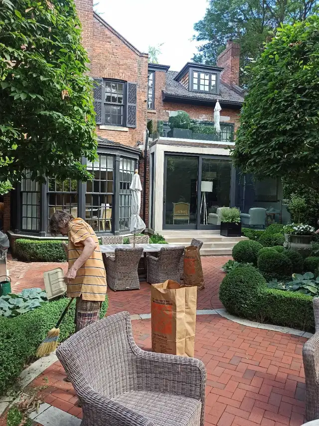 CHEAP SPRING YARD CLEANUPS/GLOWUPS! 647-571-9326 - Photo 5