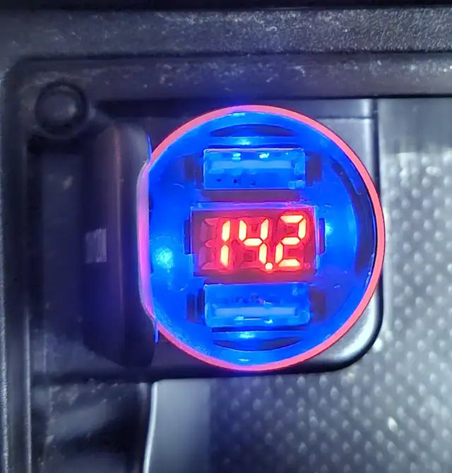 BRAND NEW Dual USB Car Charger with Voltage Meter - Photo 2