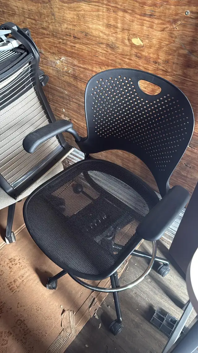 Herman Miller Caper Stools – Modern Ergonomic Seating! - Photo 2