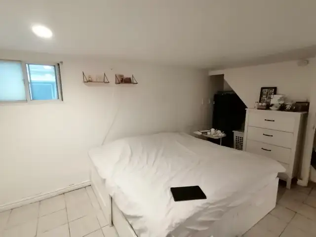 Spacious basement apartment/Pet friendly - Bloor St&Dufferin St - Photo 2