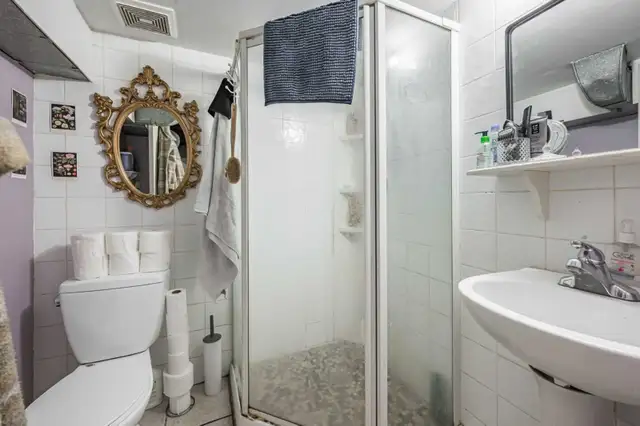 Spacious basement apartment/Pet friendly - Bloor St&Dufferin St - Photo 8