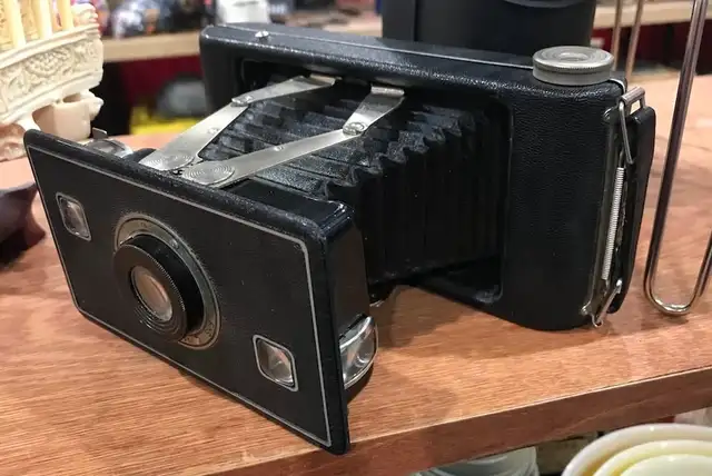 VINTAGE ACCORDIAN STYLE CAMERA