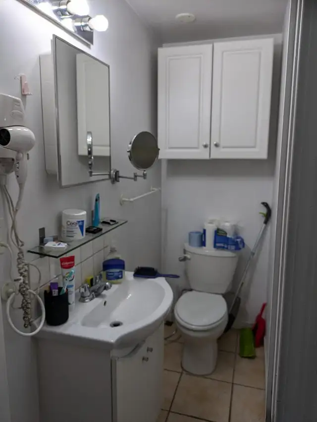 York University Subway - FEMALE ONLY – Hotel Style Room - Photo 5