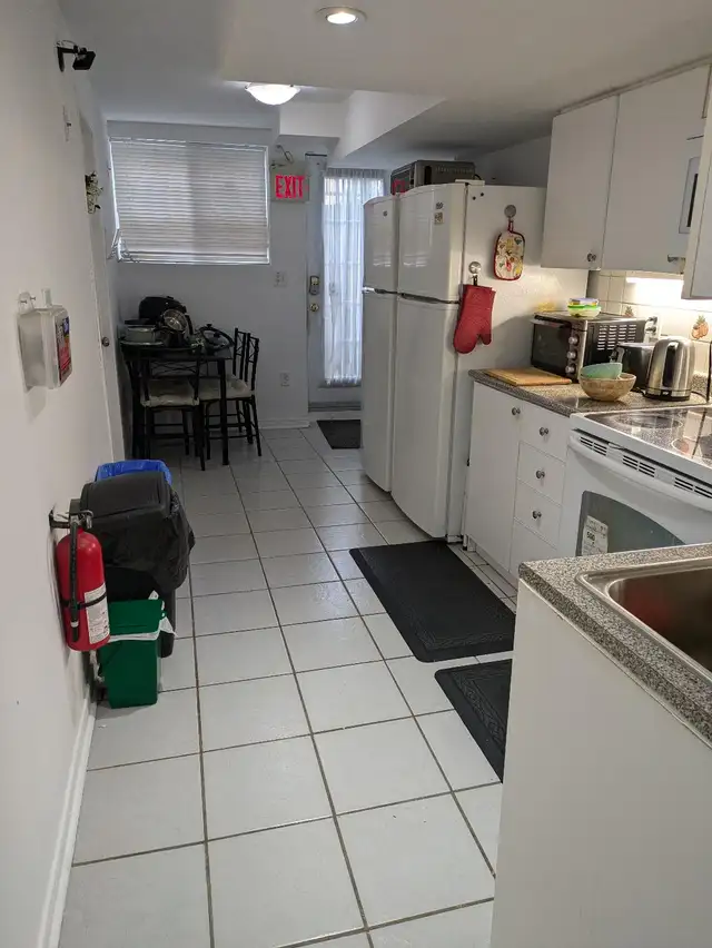 York University Subway - FEMALE ONLY – Hotel Style Room - Photo 8