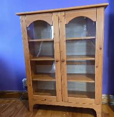 Belle bibliothèque ou vitrine basse portes vitrés bois