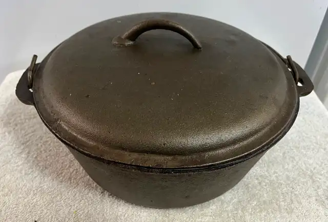 Cast Iron Dutch Oven Set with Handle