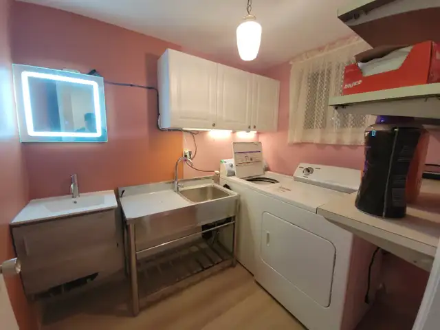 Spacious Bachelor Suite with Walk-Out to Backyard and Large Kitc - Photo 5