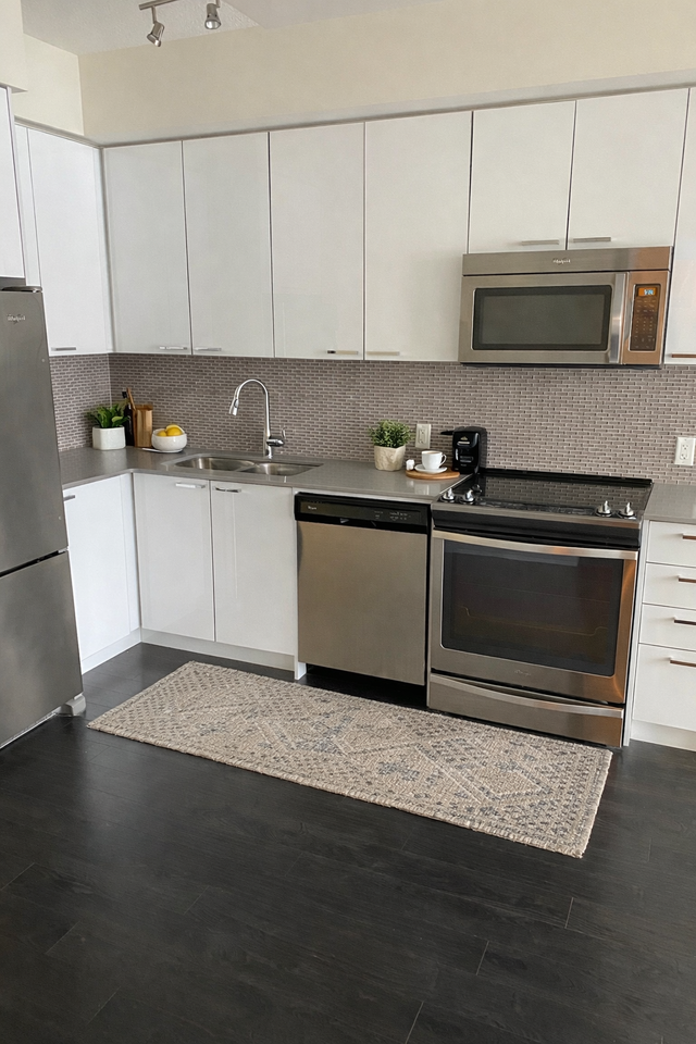 $1,850 Bright & Modern 1bed / 1bath condo Kitchener! - Photo 2