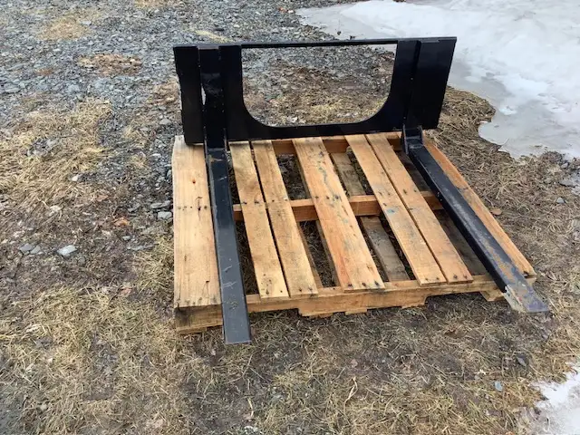 Jeu de palette économique - Attache Skid Steer