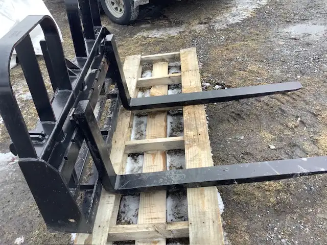 Jeu de palette 5000 lbs  - Attache Alo et système 3 points - Photo 2