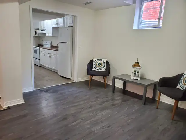 Spacious Basement Apt - Britannia & 10th Line - Utilities & Wifi - Photo 2