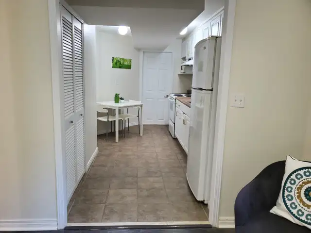 Spacious Basement Apt - Britannia & 10th Line - Utilities & Wifi - Photo 3