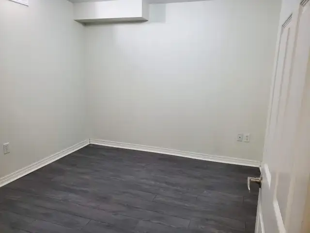 Spacious Basement Apt - Britannia & 10th Line - Utilities & Wifi - Photo 7