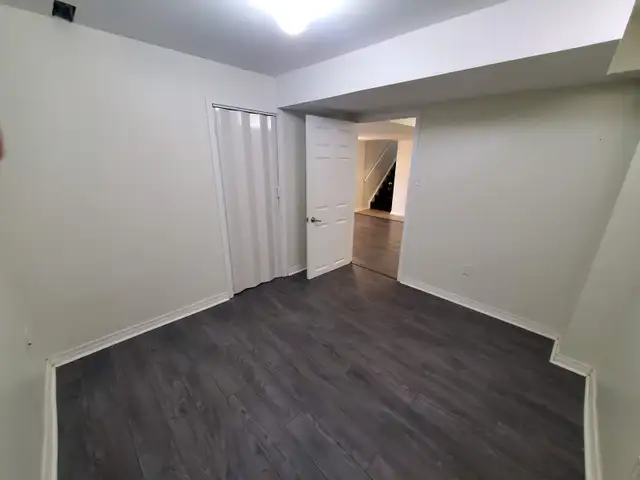 Spacious Basement Apt - Britannia & 10th Line - Utilities & Wifi - Photo 8