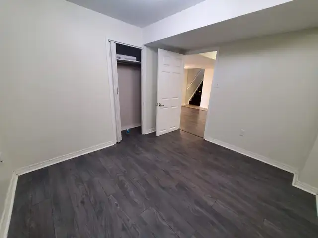 Spacious Basement Apt - Britannia & 10th Line - Utilities & Wifi - Photo 9