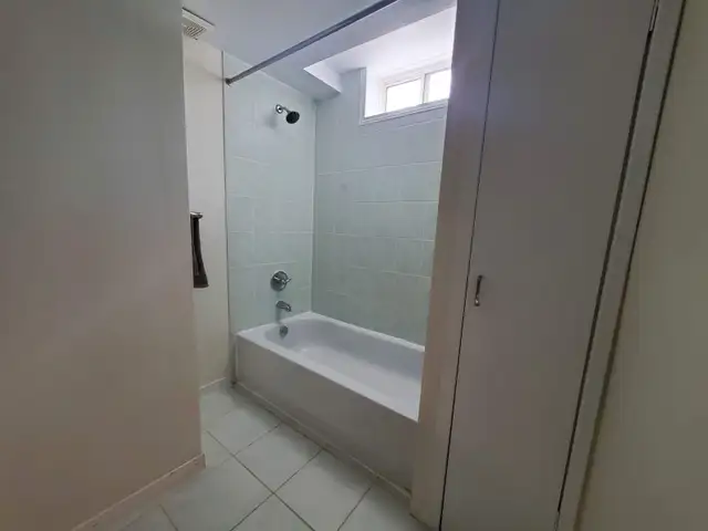 Spacious Basement Apt - Britannia & 10th Line - Utilities & Wifi - Photo 12