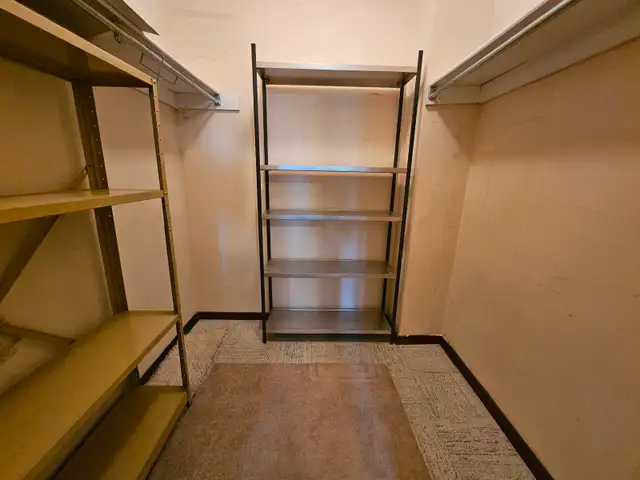 Two employed male adults looking for a third roommate - Photo 5