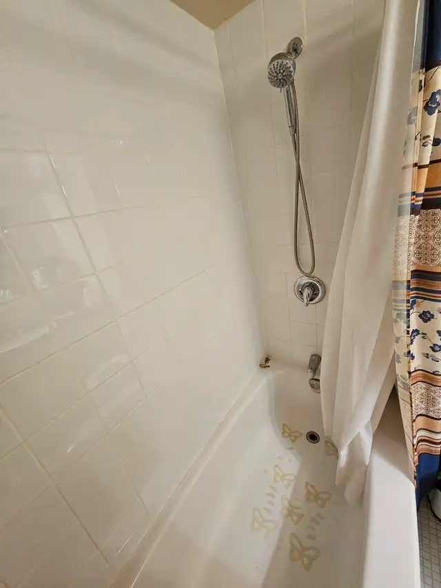 Two employed male adults looking for a third roommate - Photo 10