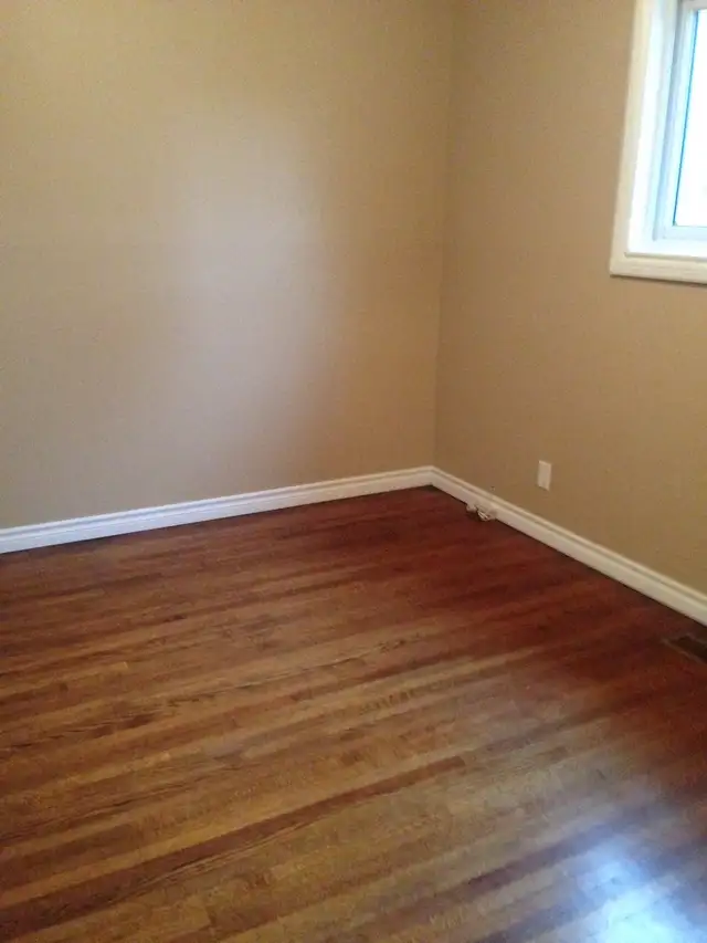 LARGE 1 BDRM   OFFICE (MAIN LEVEL OF DETACHED HOUSE) - PICKERING - Photo 2