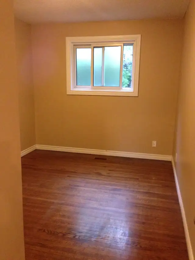 LARGE 1 BDRM   OFFICE (MAIN LEVEL OF DETACHED HOUSE) - PICKERING - Photo 3