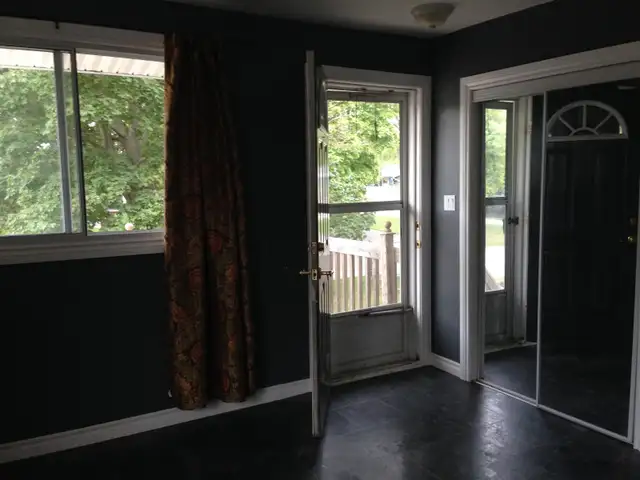 LARGE 1 BDRM   OFFICE (MAIN LEVEL OF DETACHED HOUSE) - PICKERING - Photo 8