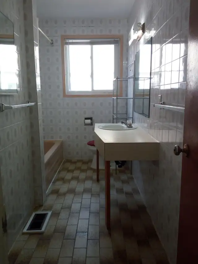 Rooms in Meadowlands near Carlton U and Algonquin College - Photo 8