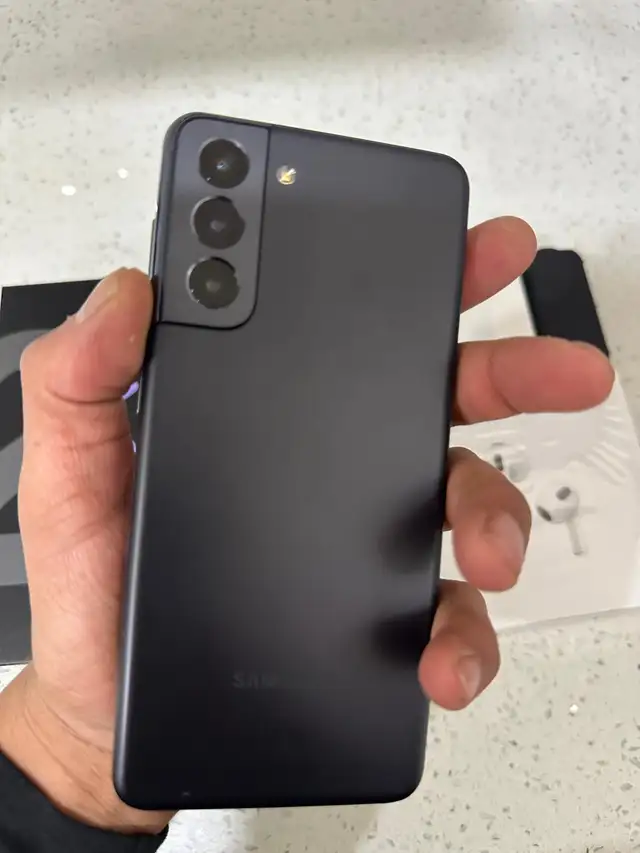 Samsung S21 128GB – Unlocked – Like New w/ AirPods & Charger - Photo 3