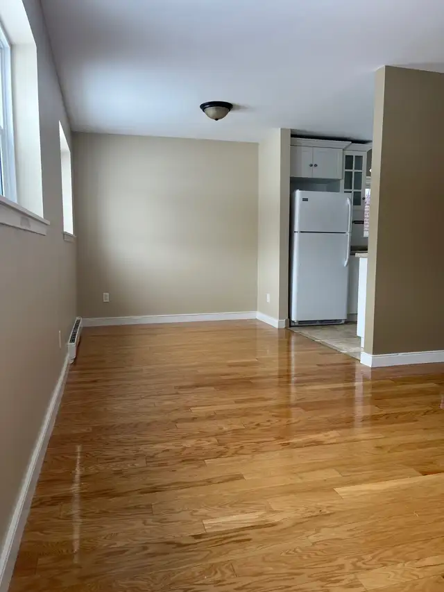 Large renovated three bedroom Apt. - Photo 2