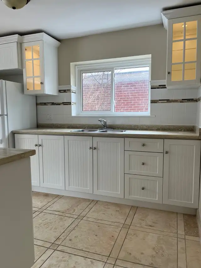 Large renovated three bedroom Apt. - Photo 4