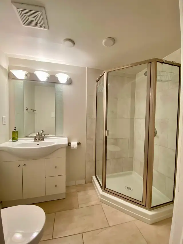 NAIT/Kingsway/ Furnished Studio BACH APT/Monthly - Photo 3