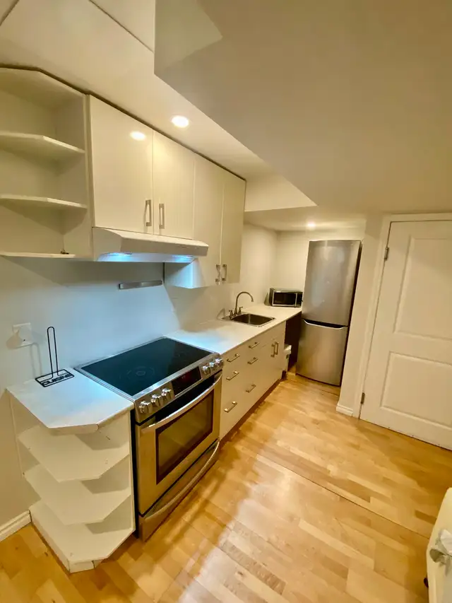 NAIT/Kingsway/ Furnished Studio BACH APT/Monthly - Photo 4