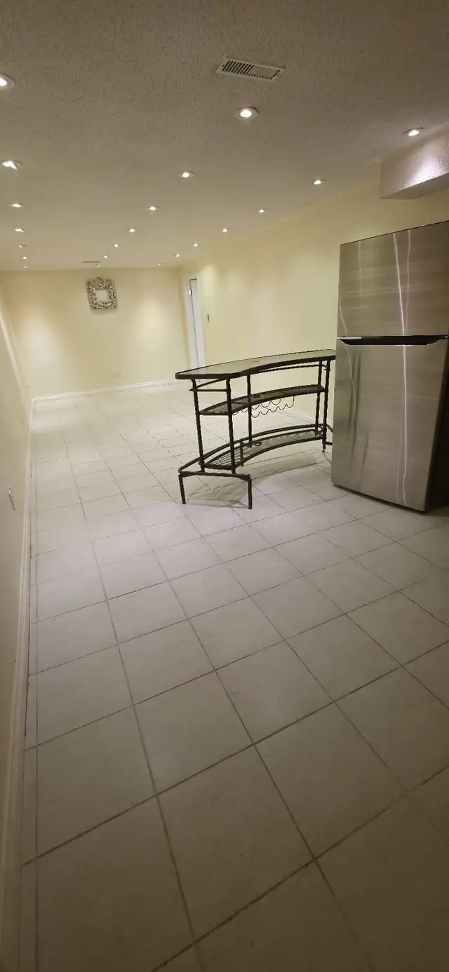 One Bedroom Basement Apartment - Photo 2