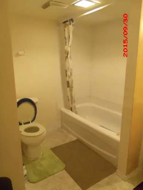 Room near Rundle C Train NE and Mall - Photo 7