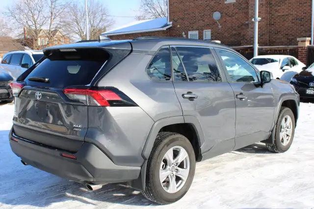 2025 Toyota RAV4 XLE - Photo 4