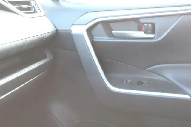2025 Toyota RAV4 XLE - Photo 8