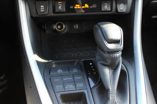 2025 Toyota RAV4 XLE - Photo 9