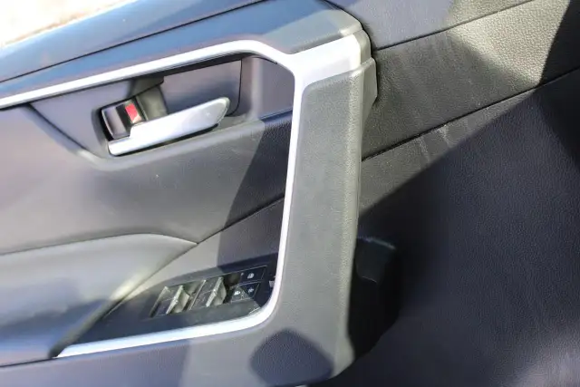 2025 Toyota RAV4 XLE - Photo 11