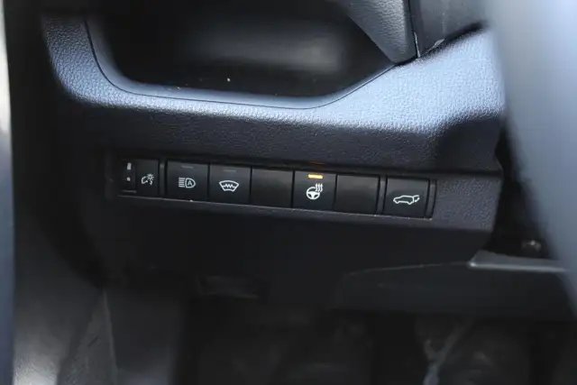 2025 Toyota RAV4 XLE - Photo 12