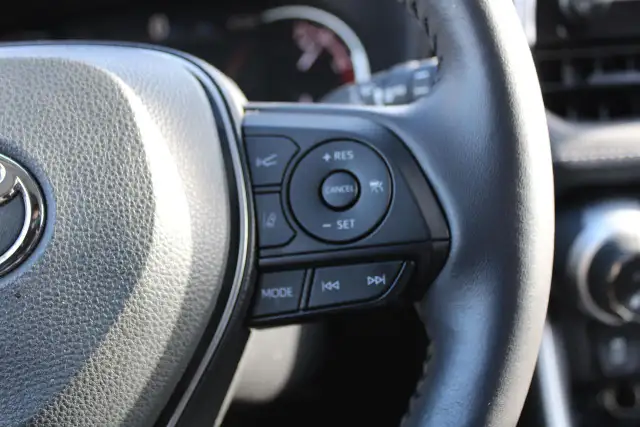 2025 Toyota RAV4 XLE - Photo 14