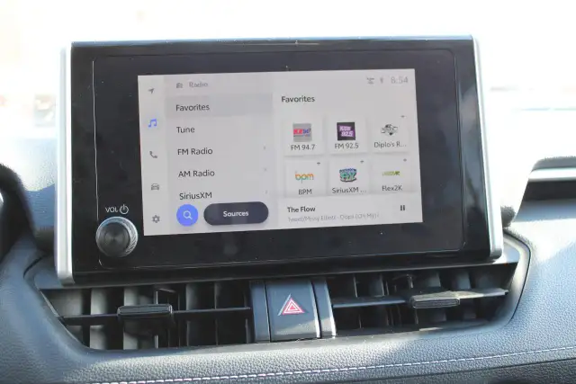 2025 Toyota RAV4 XLE - Photo 15