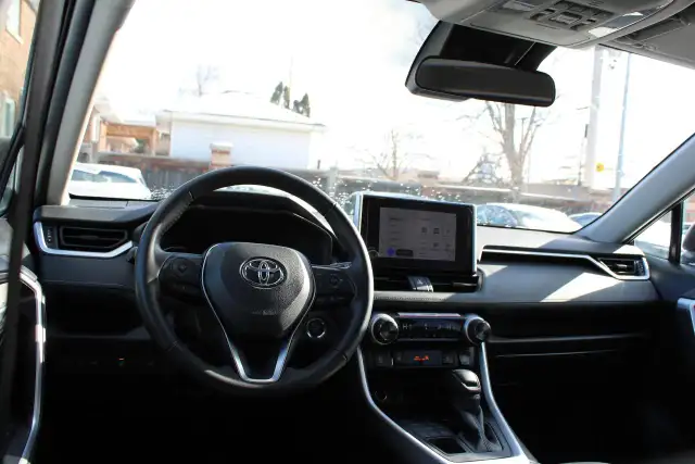 2025 Toyota RAV4 XLE - Photo 16
