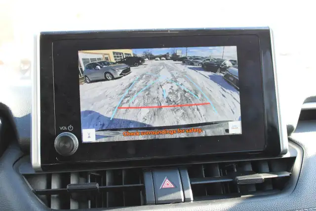 2025 Toyota RAV4 XLE - Photo 17