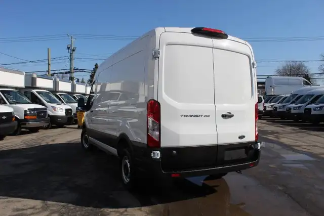 Ford Transit Cargo Van T-250 148' MEDIUM ROOF 32.000 KM 1 SEUL P - Photo 9