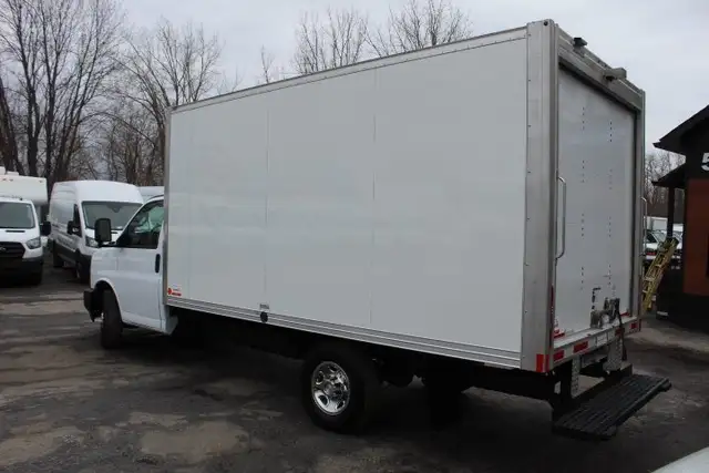 Chevrolet Express Cutaway 3500 CUBE 14 PIEDS ROUE SIMPLE 6.6 LIT - Photo 3