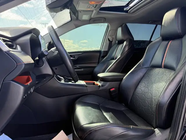 2019 Toyota RAV4 CLEAN CARFAX! AWD! TRAIL! SUNROOF! LEATHER! - Photo 12