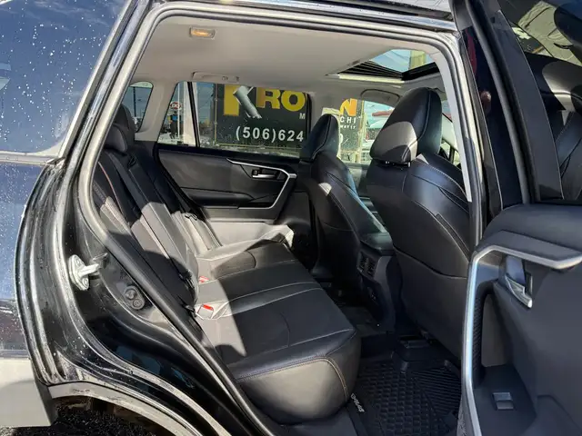 2019 Toyota RAV4 CLEAN CARFAX! AWD! TRAIL! SUNROOF! LEATHER! - Photo 18