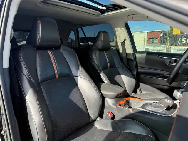 2019 Toyota RAV4 CLEAN CARFAX! AWD! TRAIL! SUNROOF! LEATHER! - Photo 20